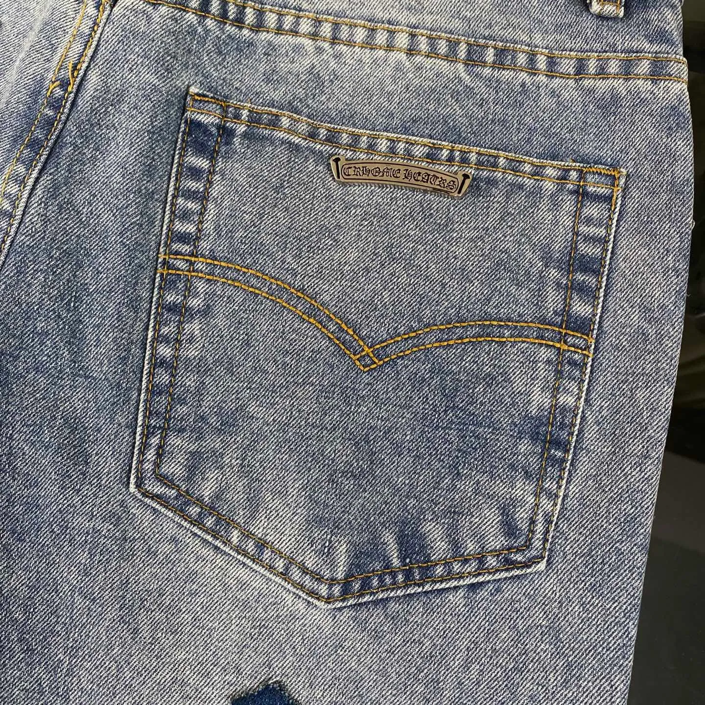 P310 Ch rare co-branded top item Chrome hearts new Chrome heart patchwork patchwork cross stitching micro-flare jeans Top-notch configuration, details are invincible! ! Cleanfit has become very popular in the past two years, and Kroxin’s consistent style is particularly high-end! ! Imported Japanese woven fabric ready-made clothes, genuine leather Crocodile leather labels and waist cloth leather tags are sewn on. The overall process is very cumbersome. The buttons on the trousers fly, rivets, back pockets, and metal decorative plates are all custom-made from molds. After they are finished, they are distressed to create a very effective effect. It has a vintage taste, and has been used by all kinds of big-name European and American celebrities. Kenijima’s cleanfit style has become popular all over the world. Top-grade hardware, pay attention to my detailed photos, the buttons are all detachable, and they are made of 925 engraved silver! ! Match as you like, suitable for both men and women ✔️✔️ Color: blue Size: 28—36